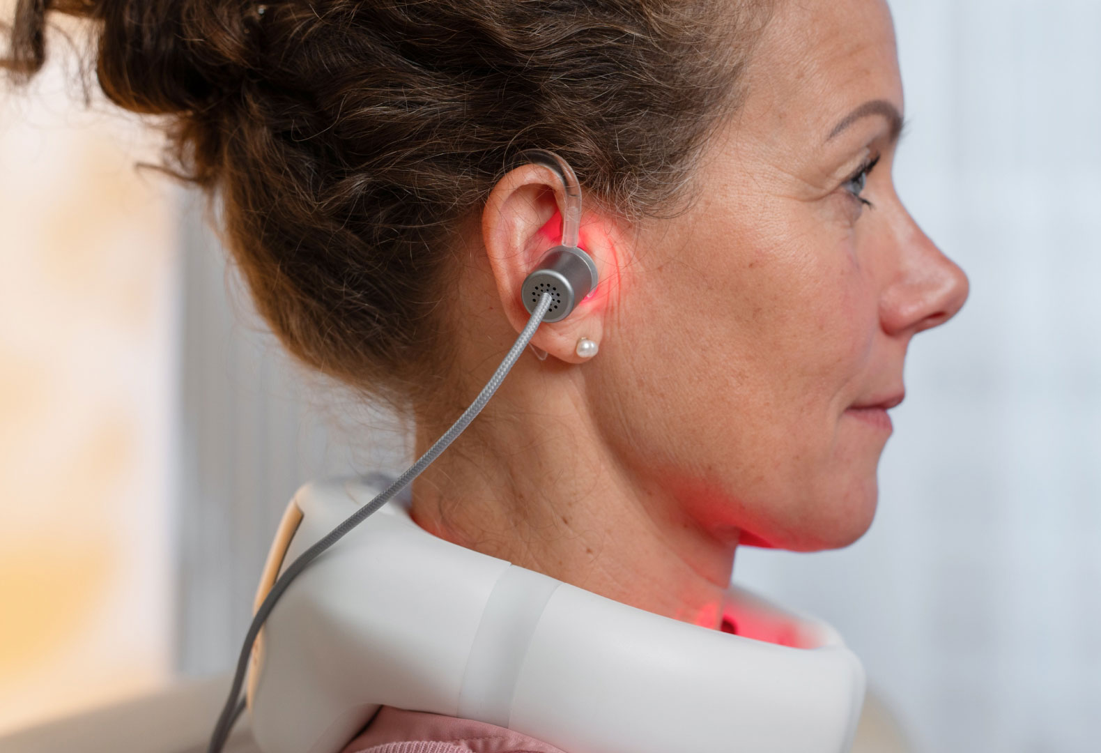 rau mit LumoHome Lasertherapie am Ohr und Nacken